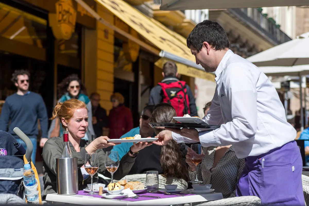 tipping culture USA versus spain Morbi vitae purus dictum, ultrices tellus in, gravida lectus.