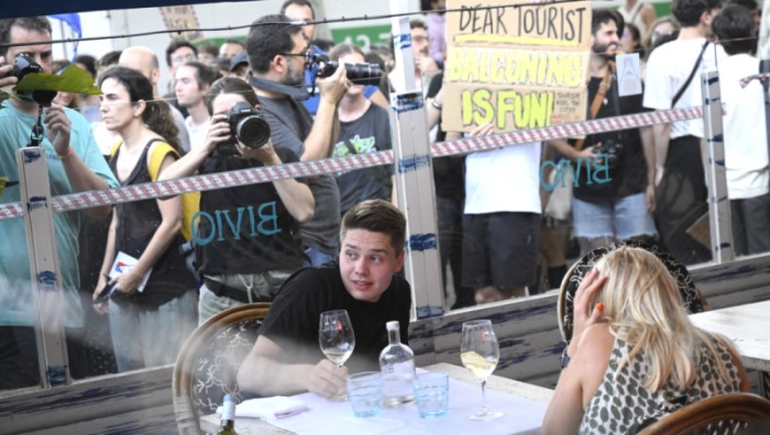 barcelona people racist to foreigners Morbi vitae purus dictum, ultrices tellus in, gravida lectus.